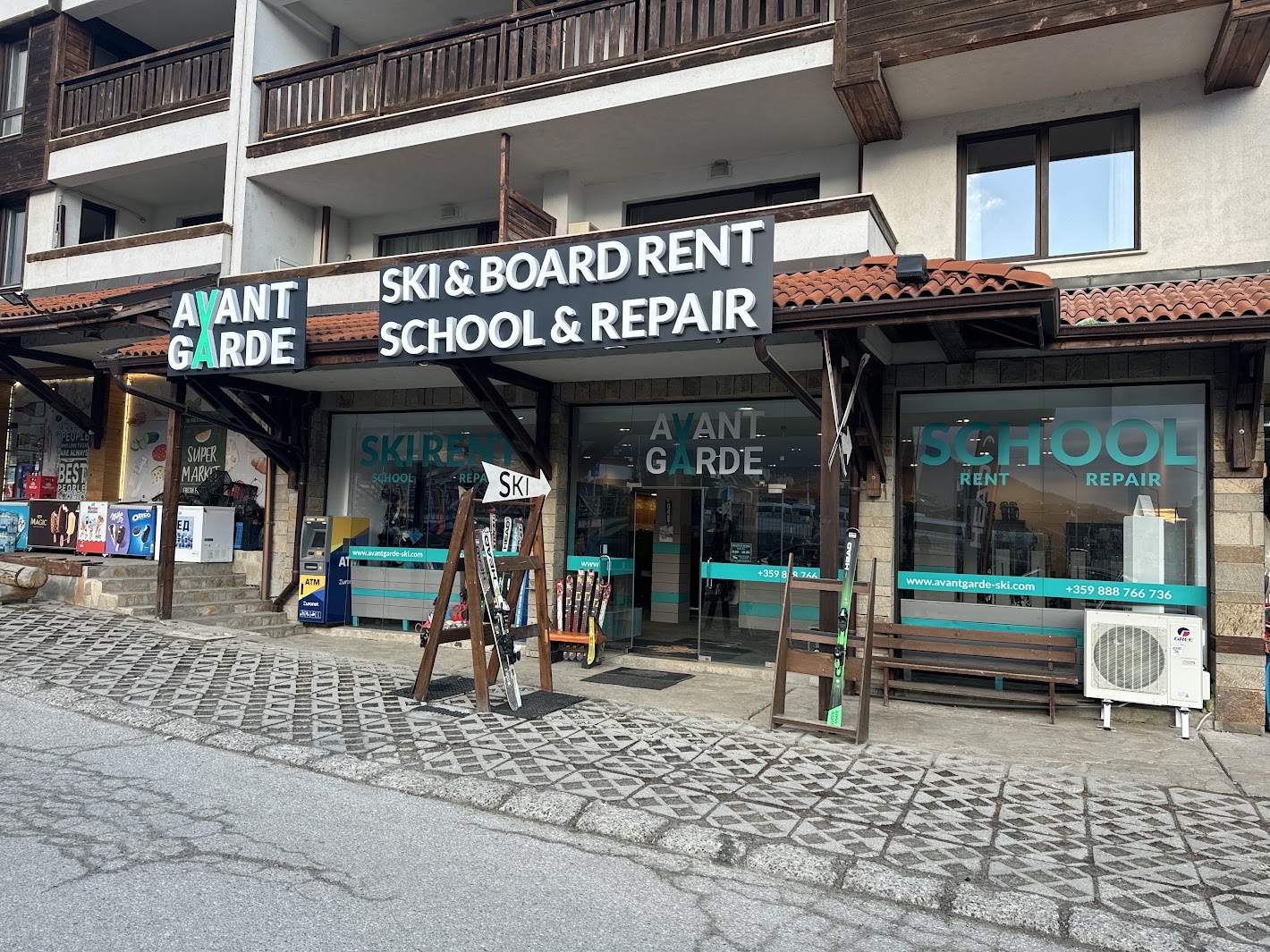 Ски гардероб Avantgarde Ski, ул. „Страгите“ 2, Банско, на 100 м от кабинката